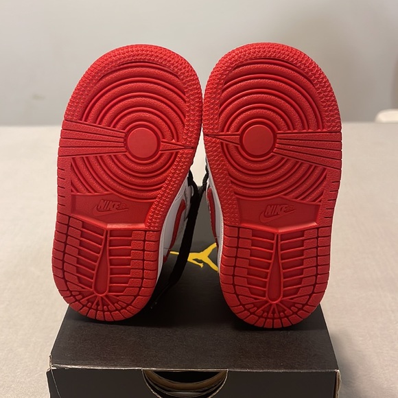 Jordan 1 Retro High OG - Picture 4 of 7
